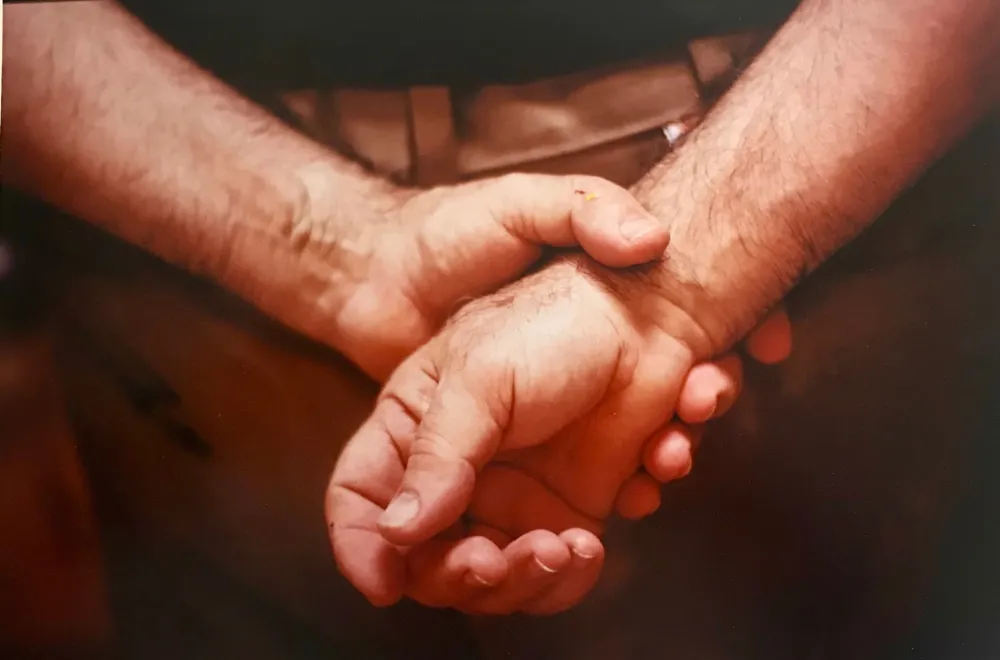 摄影 Blum - Sam Francis hands 