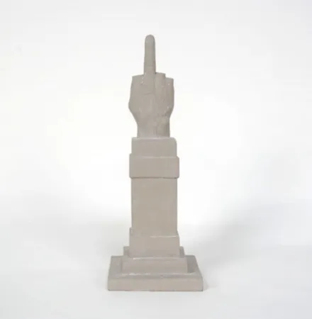 复数作品 Cattelan - L.O.V.E.