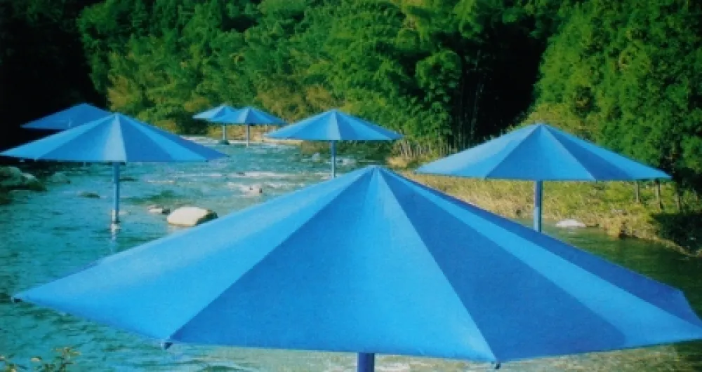 复数作品 Christo - The Umbrellas, Japan-USA, 1984-91, Ibaraki, Japan Site.