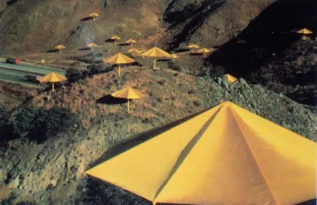 复数作品 Christo - The Umbrellas, Japon-USA, 1984-91, California, USA Site