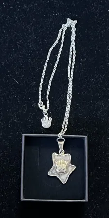 复数作品 Corneille - Collier pendentif signé Soleil aux 7 rayons du bonheur - Numéro 67/70 - 