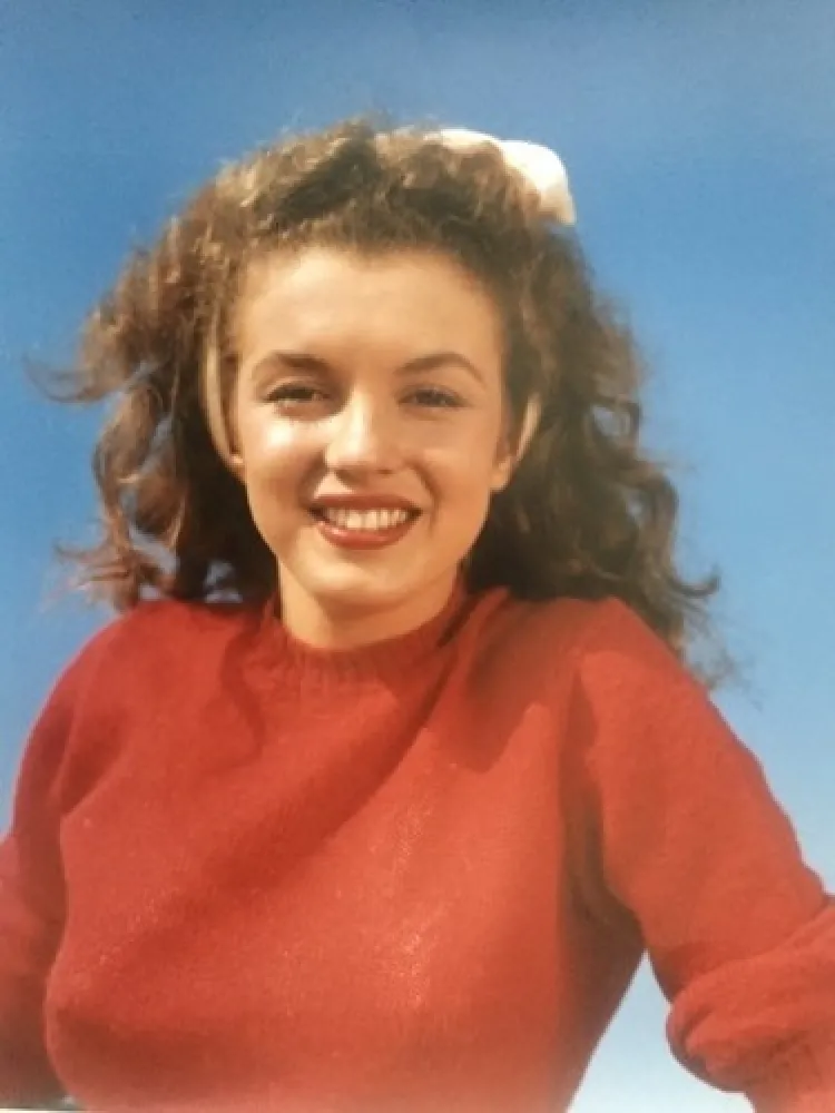 摄影 De Dienes  - Norma Jean in red (Marilyn Monroe 1945)