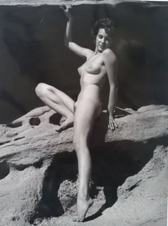 摄影 De Dienes  - Nu assise sur rocher