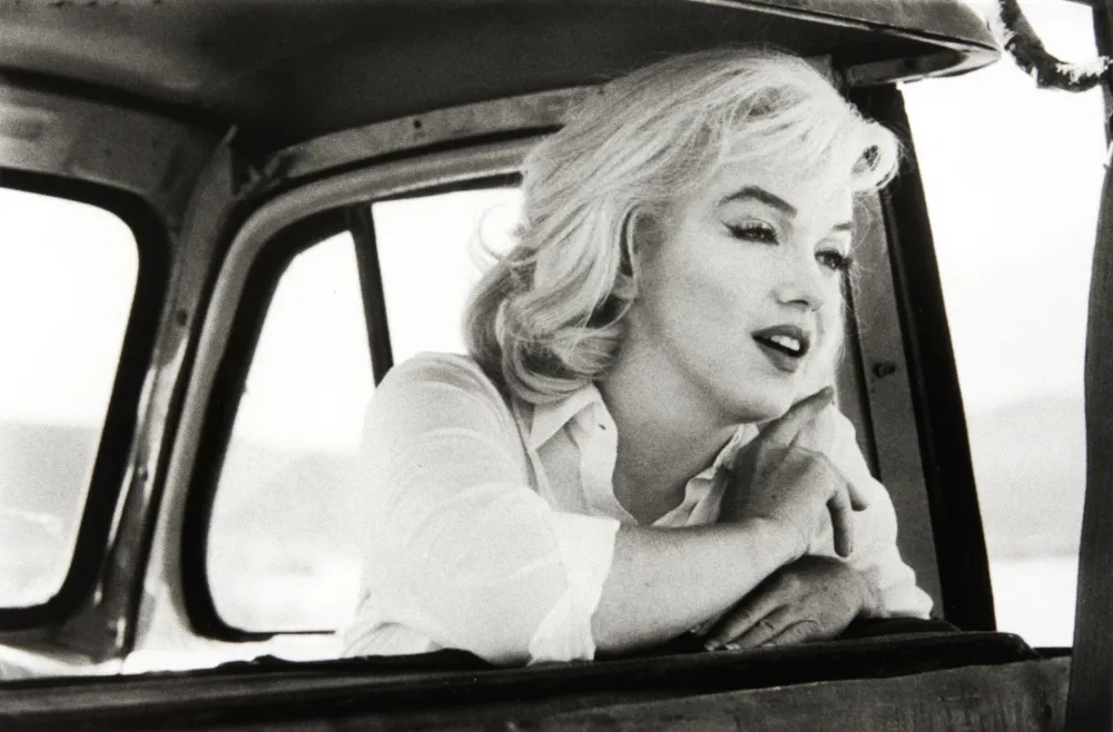 摄影 Haas - Marilyn Monroe in the Car Looking Forward