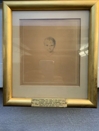 无技术 Lawrence - Sarah Lysons with coral necklace