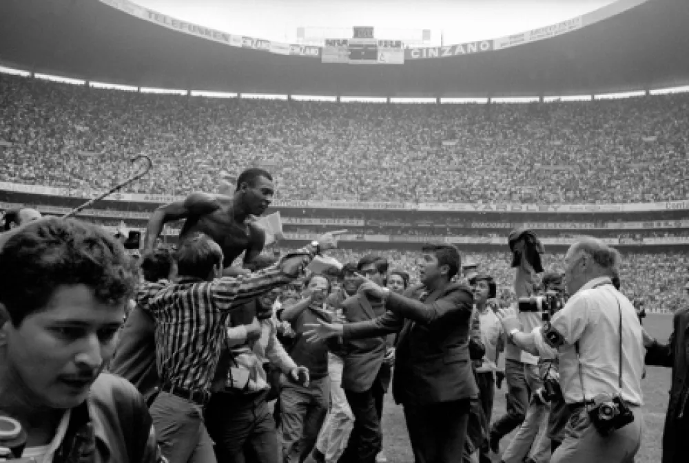 摄影 Leifer - Pele on Shoulders on Fans