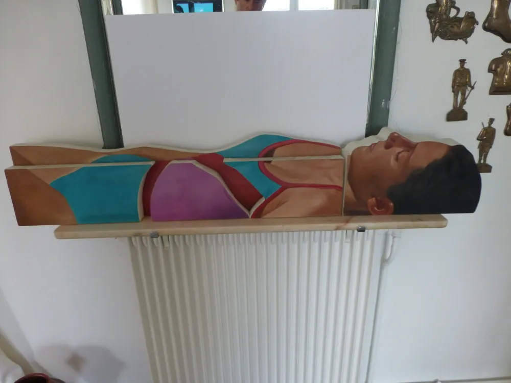 无技术 Maddox - Femme allongée en maillot une pièce 