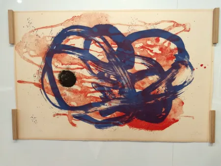 石版画 Miró - Azul sobre aguada roja