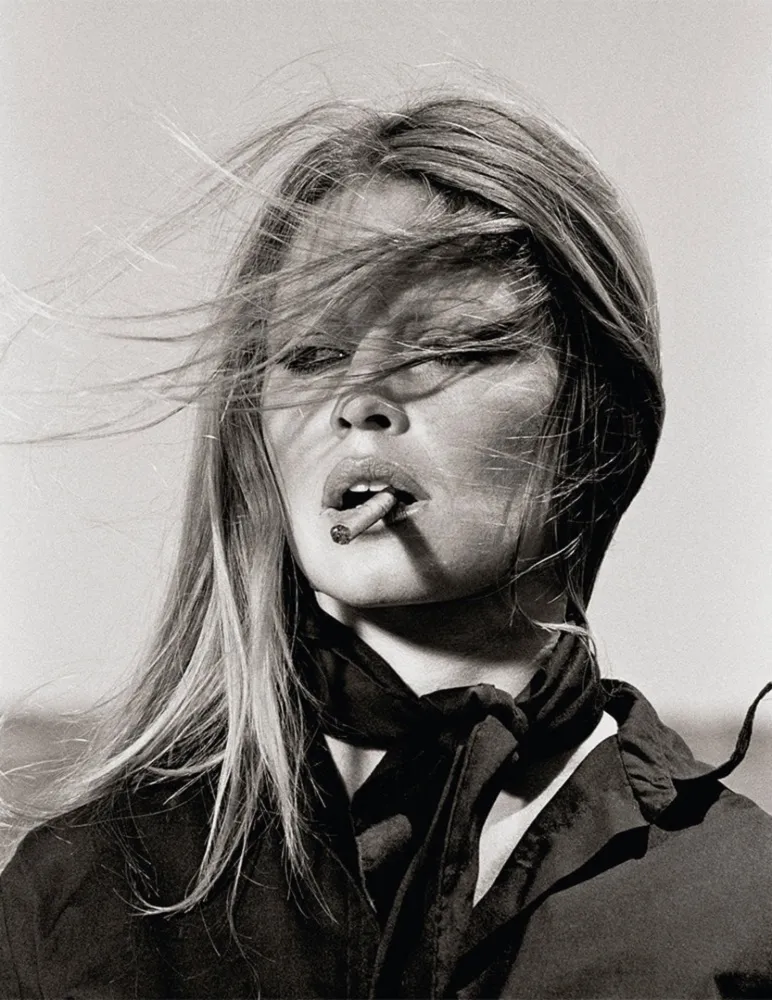 摄影 O'neil - Brigitte Bardot Smoking a Cigar