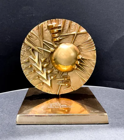 无技术 Pomodoro - Arnaldo Pomodoro (1926–2025) - Disco per BSI - Gilded bronze sculpture with a gilded brass base - 1995