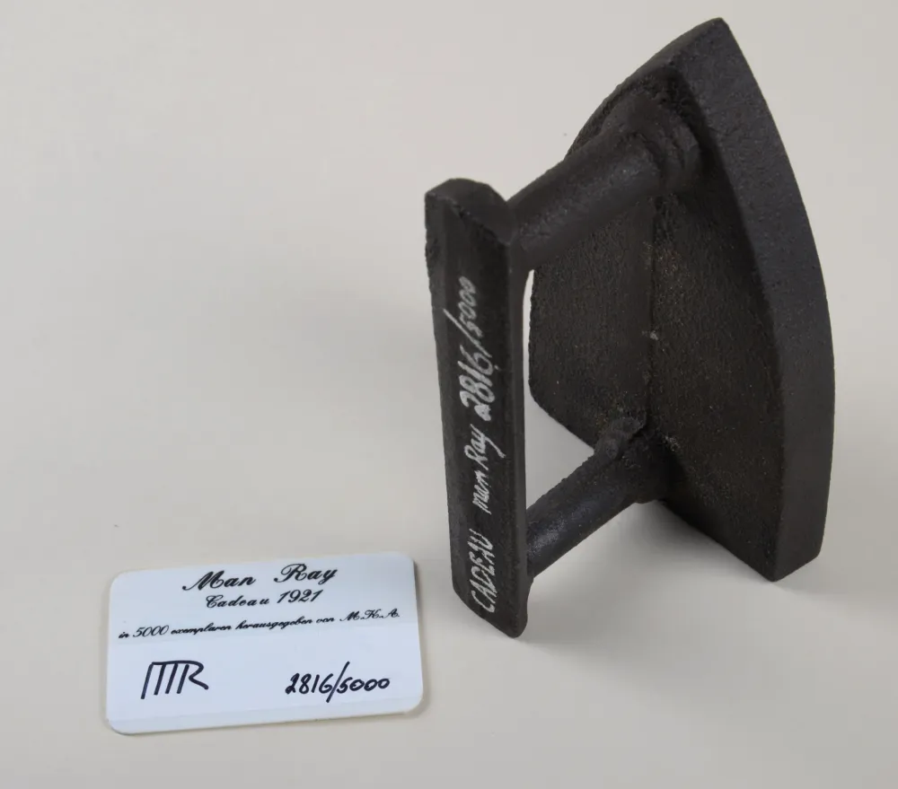 复数作品 Ray - Cadeau , 1974 - Cast iron sculpture, signed, with brown patina and copper nail