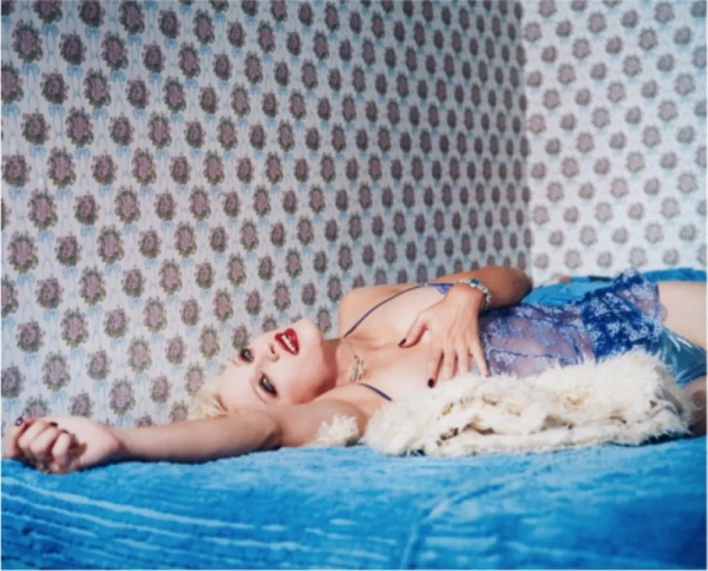 摄影 Rheims - Madonna blue laying on a blue bed, New York 