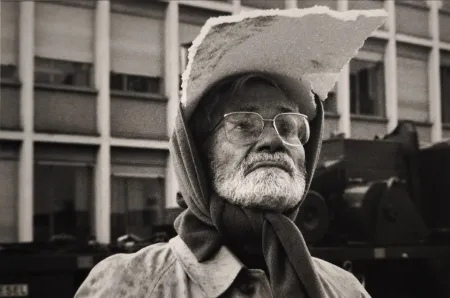 摄影 Scheidegger - Der Künstler überwacht in Ludwigshafen bei Regenwetter den Aufbau der Skulptur 
