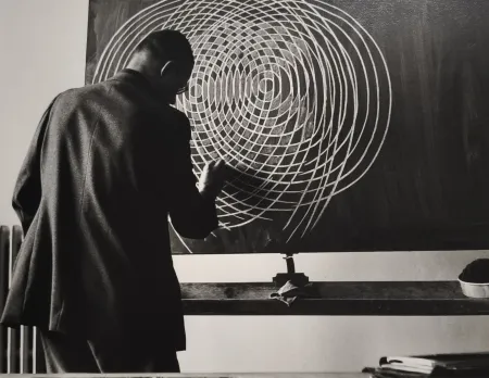 摄影 Scheidegger - Max Bill unterrichtet Formenlehre an der Kunstgewerbeschule Zürich, 1944 (erste Aufnahme Ernst Scheideggers von Max Bill).