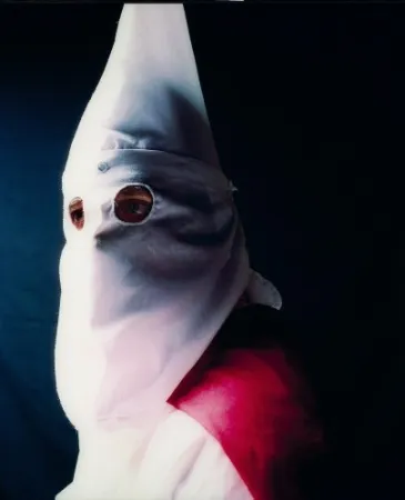 摄影 Serrano - Andres Serrano (né en 1950)  THE KLAN, KLANSMAN (GREAT TITAN OF THE INVISIBLE EMPIRE IV), 1990-2009.