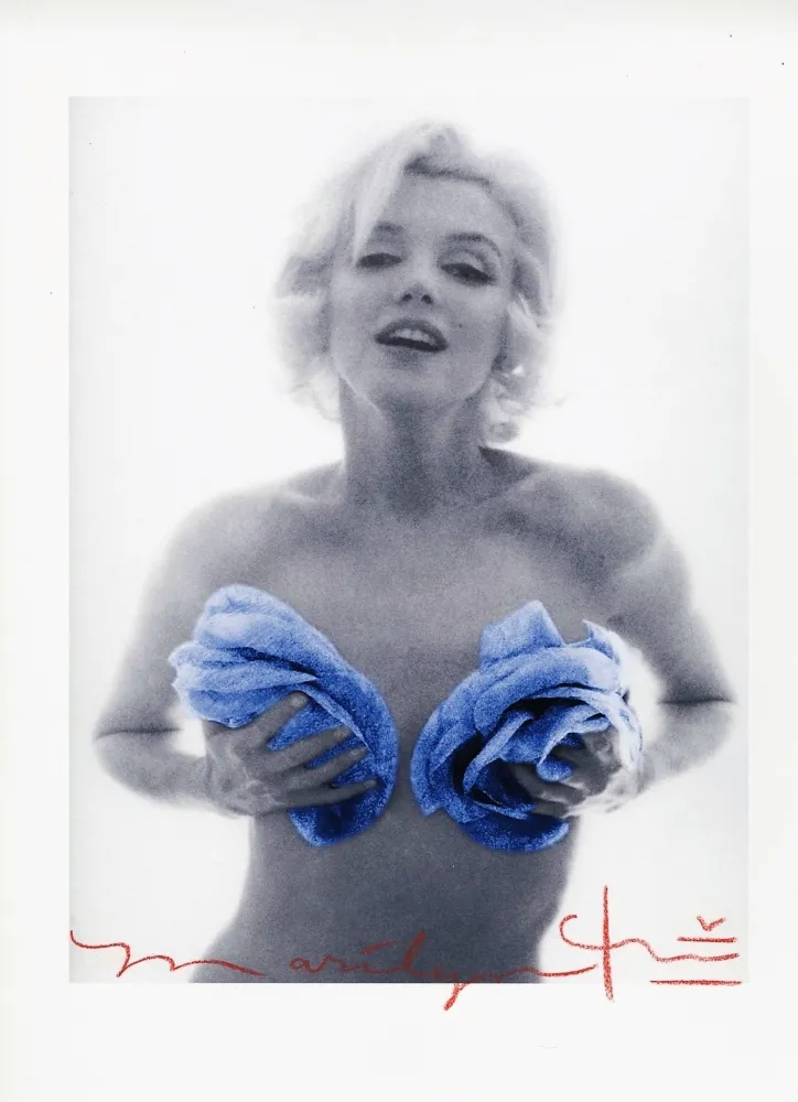 摄影 Stern - Marilyn Monroe with Blue Roses