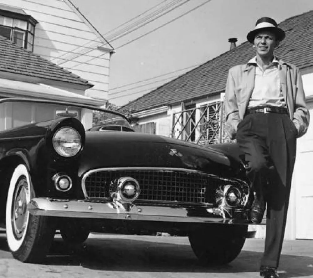 摄影 Worth - Frank Sinatra next to his T-Bird
