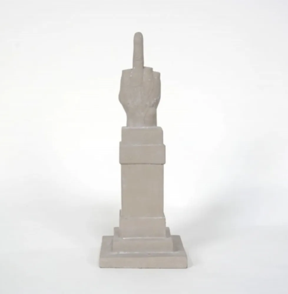 复数作品 Cattelan - L.O.V.E.