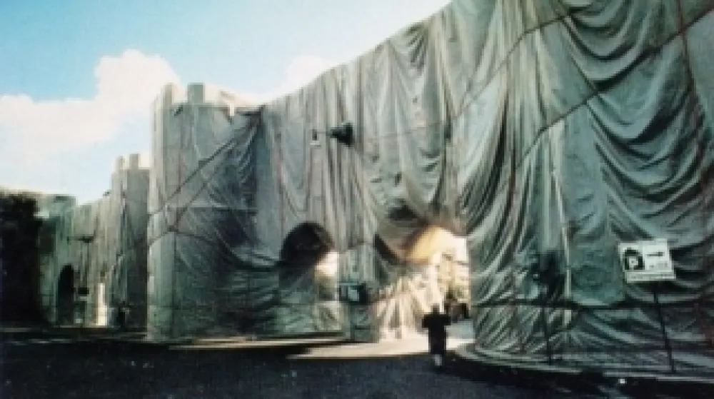 复数作品 Christo - The Wall-Wrapped Roman Wall, Rome, 1974