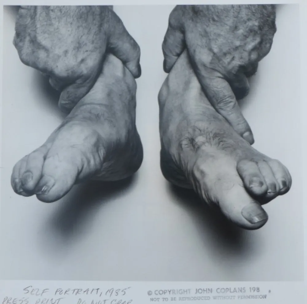 摄影 Coplans - Selfportrait hands holding feet